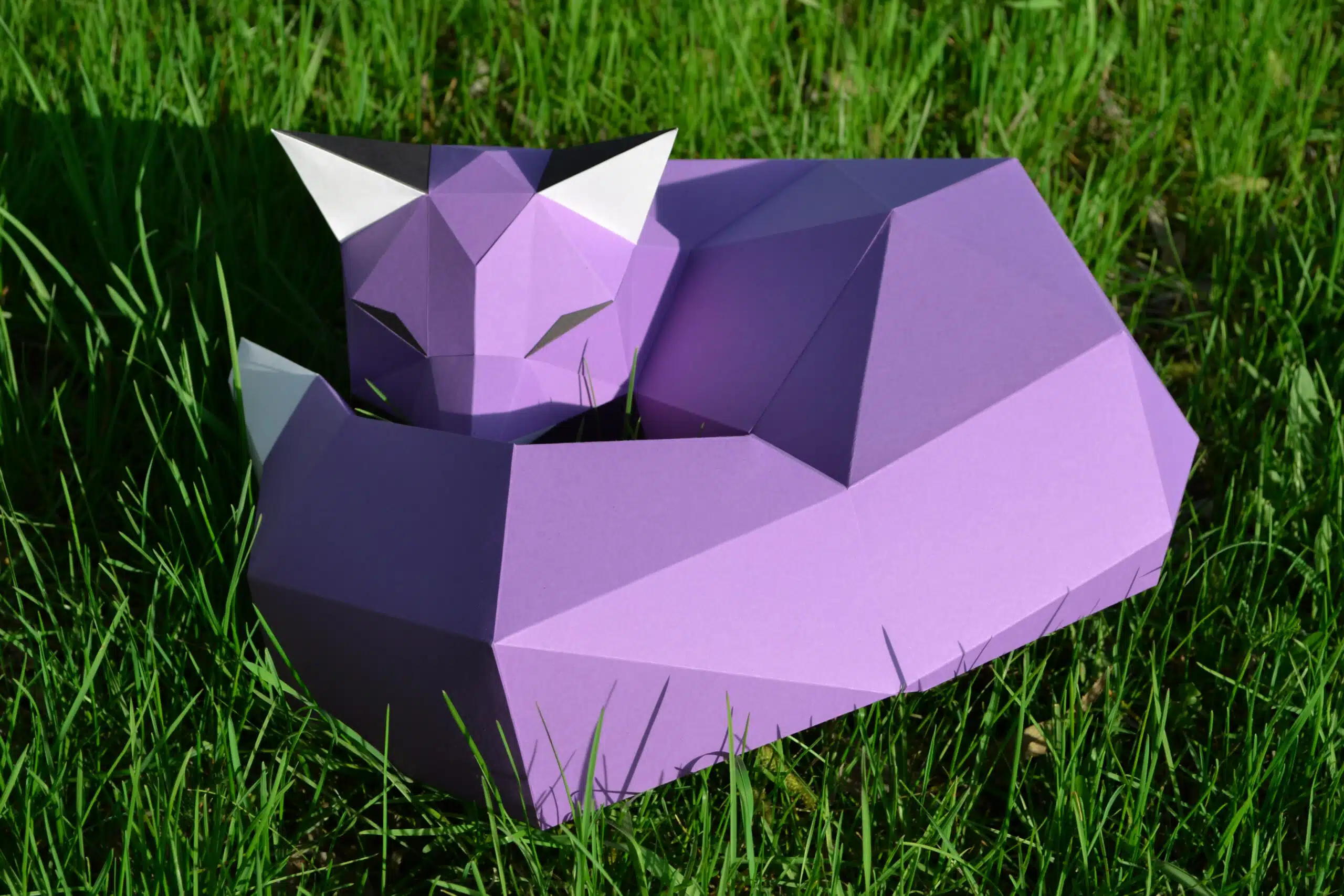 Papercraft de zorro sobre roca en origami 3D, vista lateral