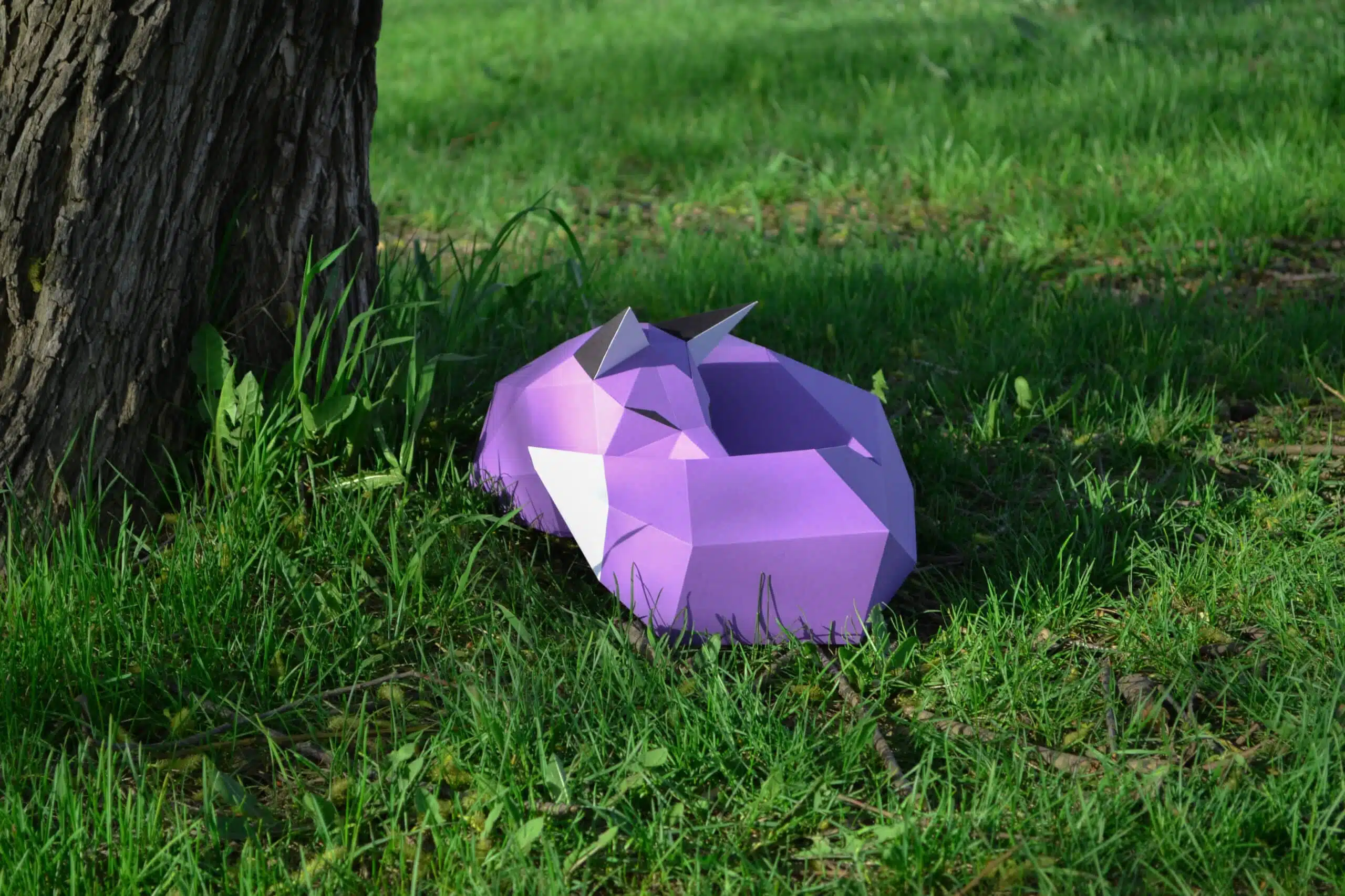 Papercraft de zorro sobre roca en origami 3D, montado
