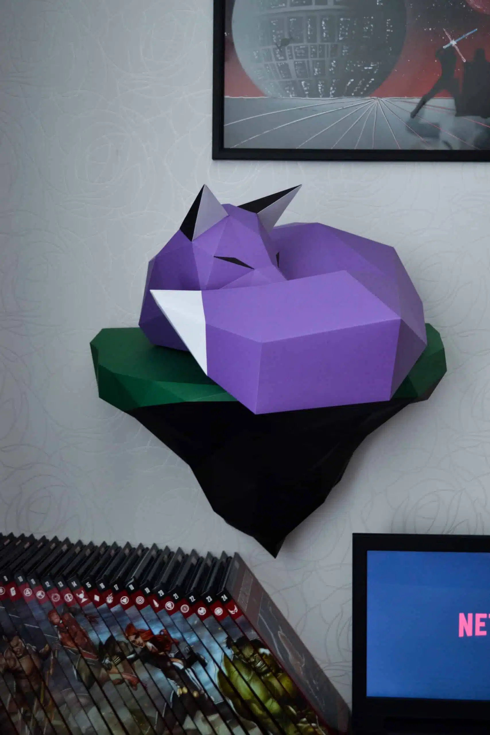 Papercraft de zorro sobre roca en origami 3D, detalle