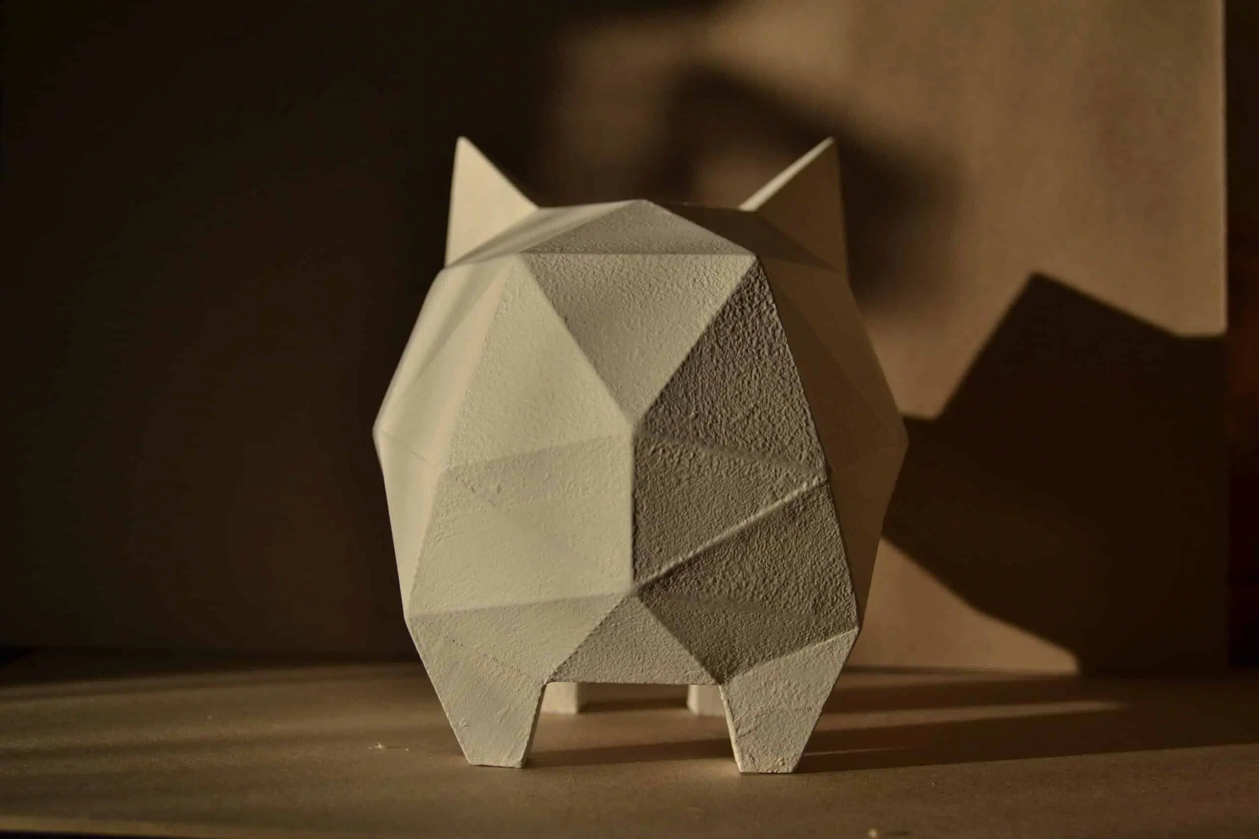Papercraft de porquinho para cofrinho em origami, vista traseira, vista 2