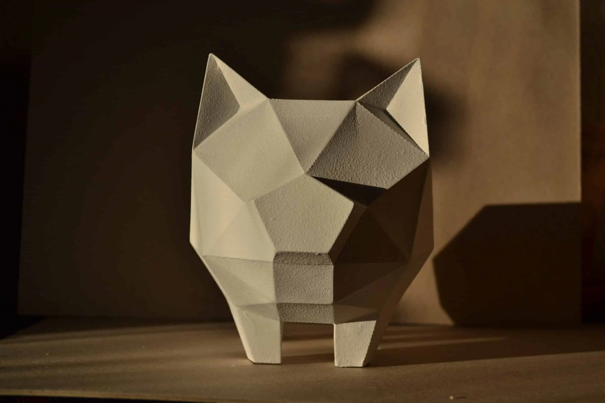 Papercraft de porquinho para cofrinho em origami, vista lateral, vista 2