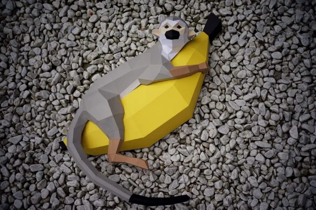 Papercraft mono sobre banana en origami