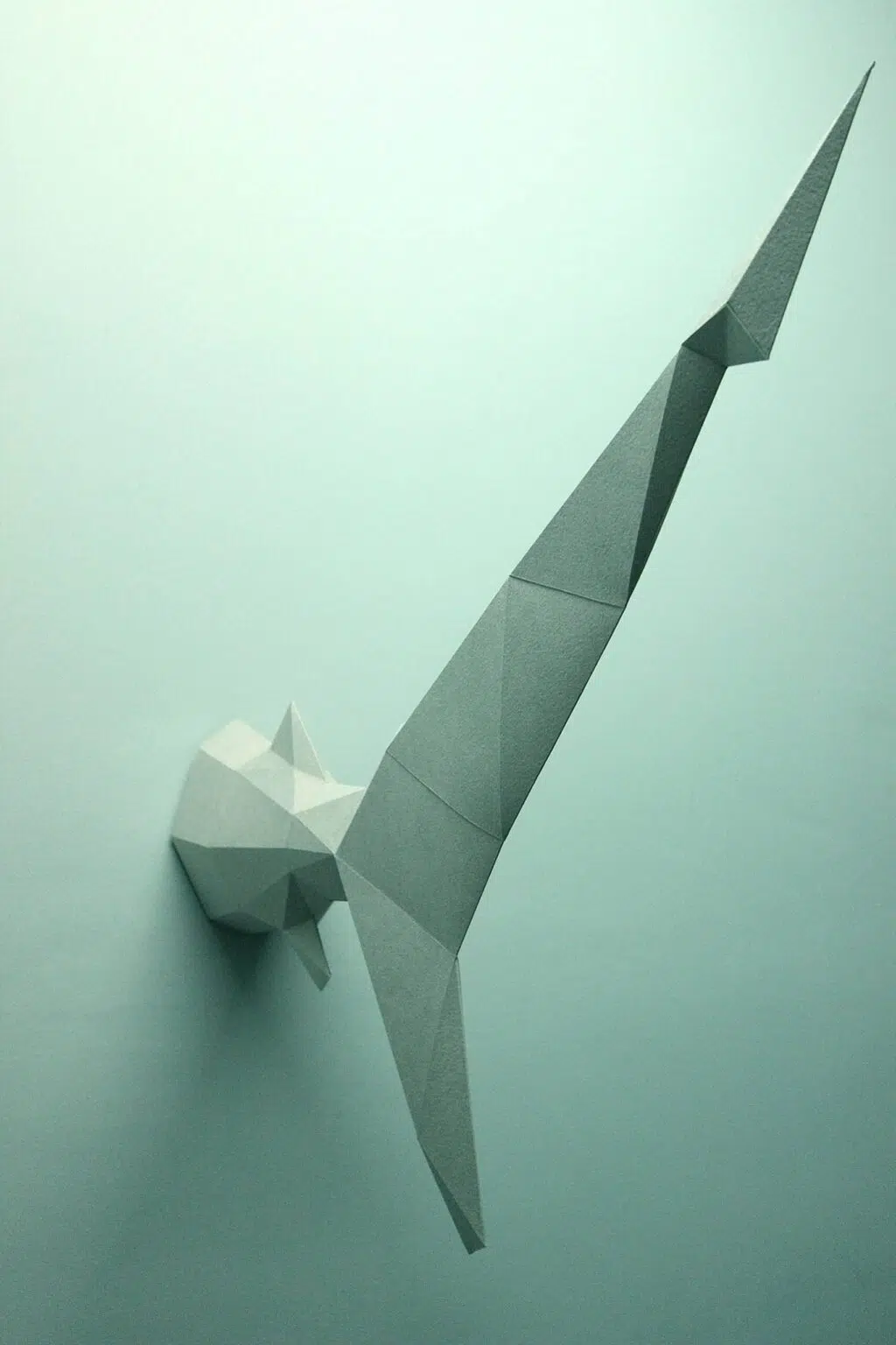Papercraft cola de tiburón mural en origami
