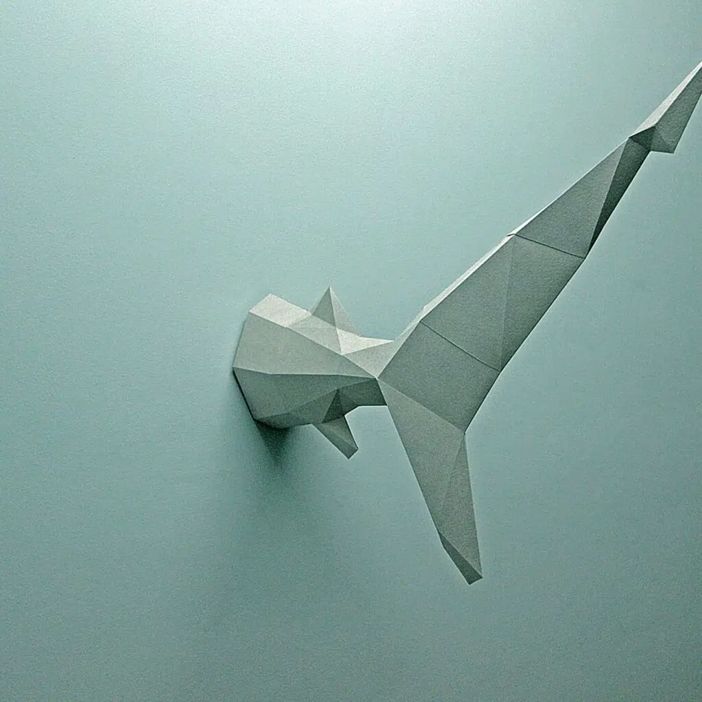 Wandmontierte Haifischflosse aus Papercraft im Origami-Stil