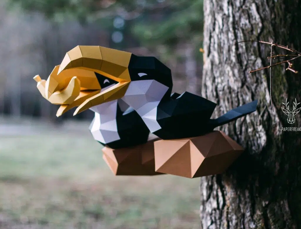 Papercraft von Tukanen auf Ast im 3D-Origami