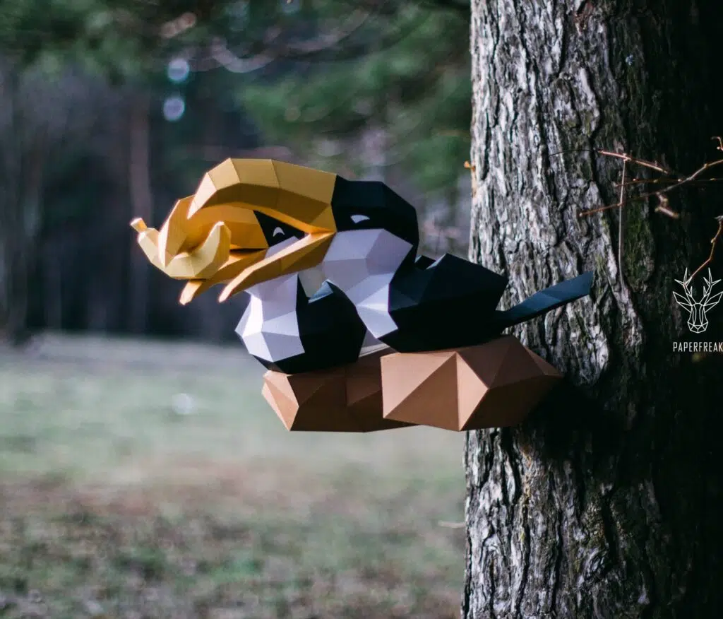 Papercraft von Tukanen auf Ast im 3D-Origami