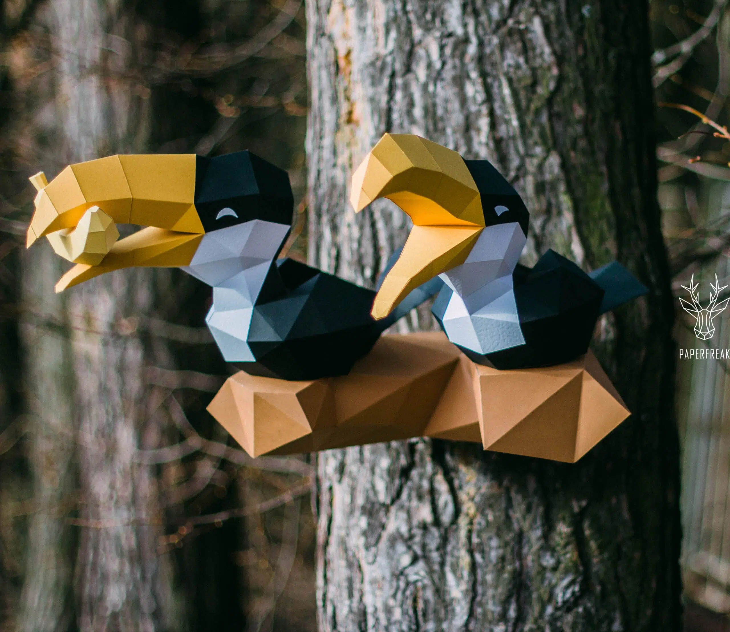 Papercraft von Tukanen auf Ast im 3D-Origami, Seitenansicht