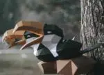 Papercraft von Tukanen auf Ast im 3D-Origami