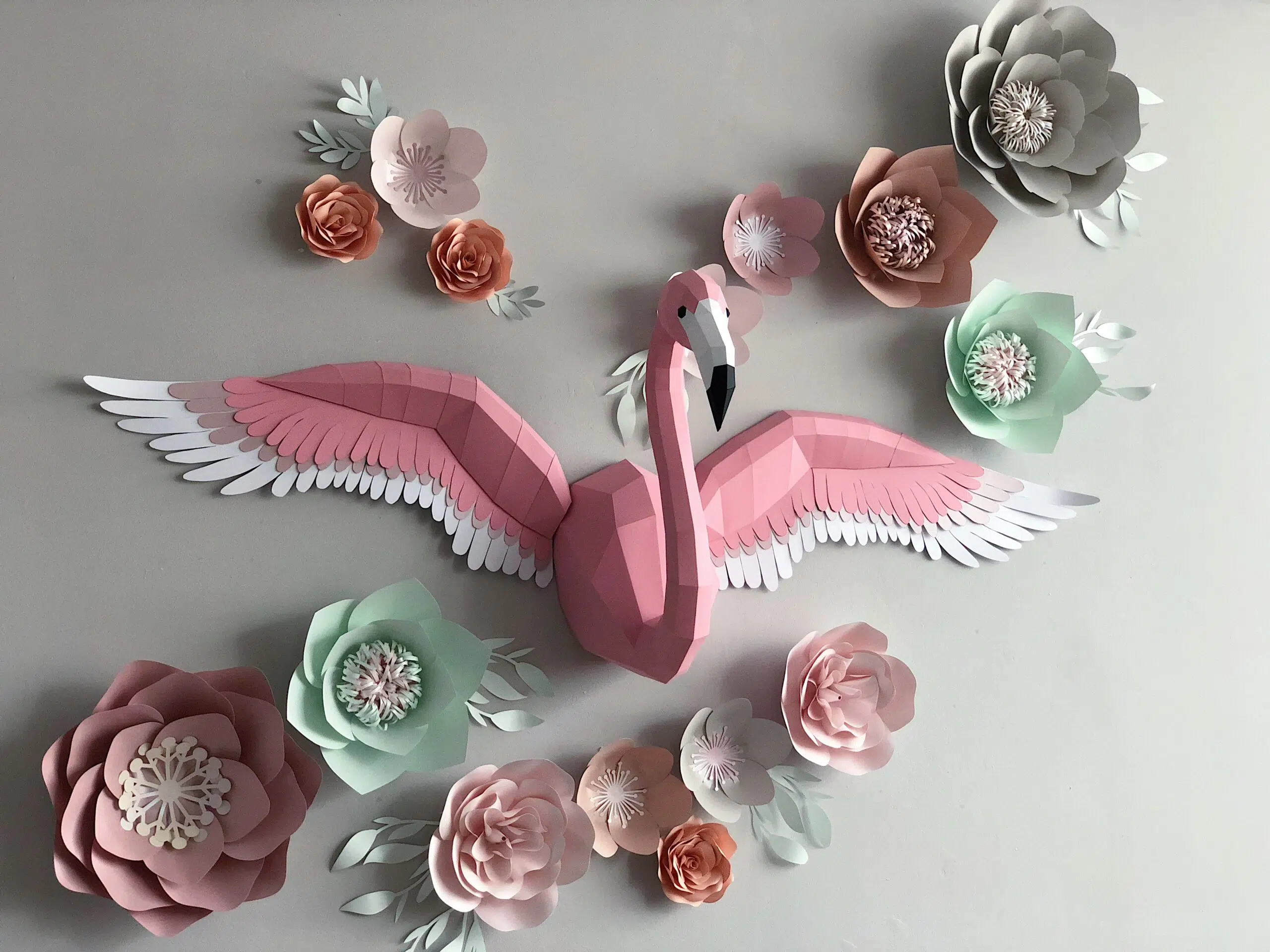 Kit de múltiples flamencos rosas en origami 3D, papercraft 3D, vista posterior