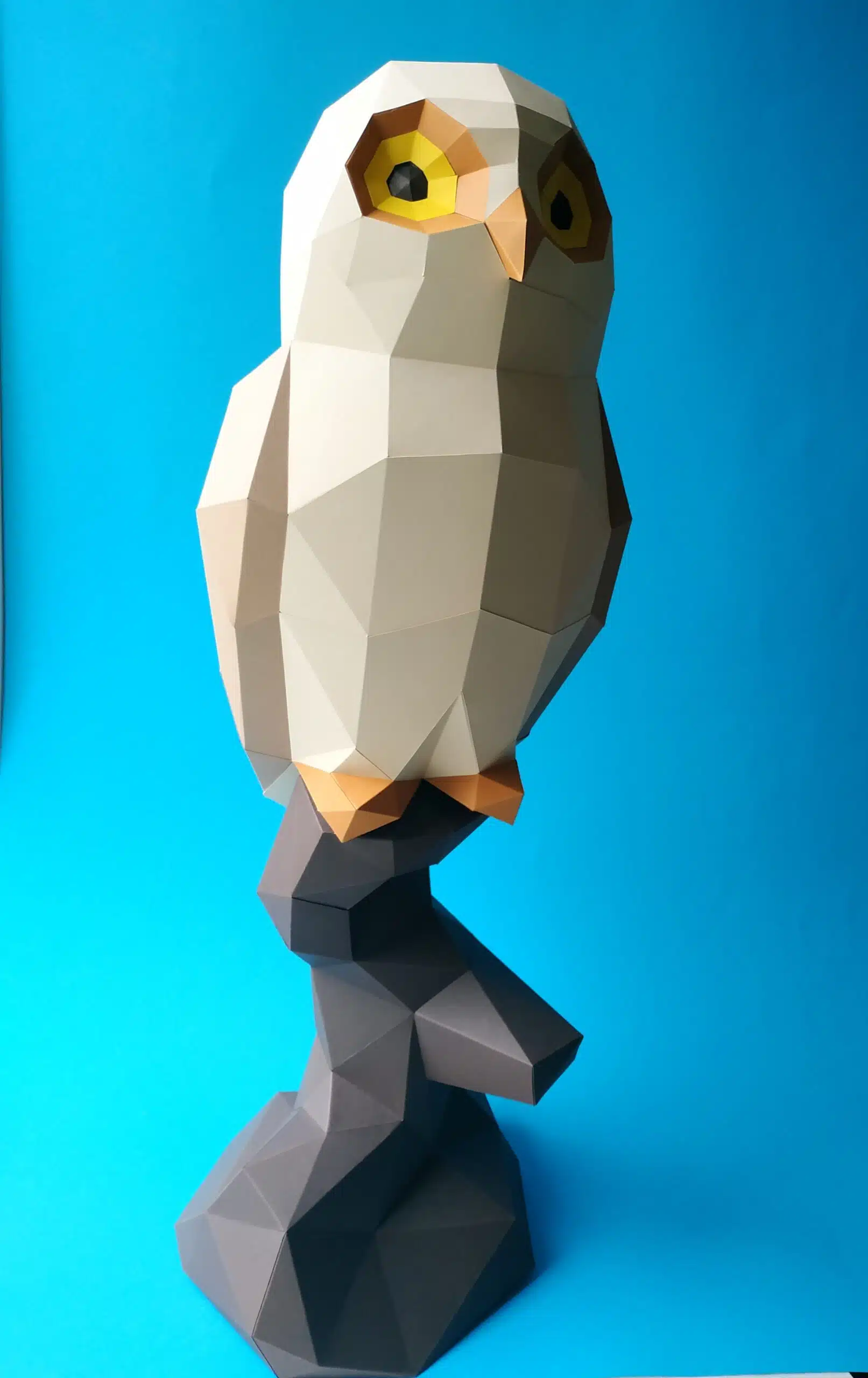 Papercraft de coruja no galho em origami 3D, vista 2