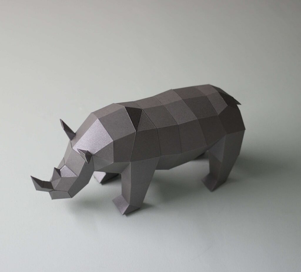 Papercraft di piccolo rinoceronte africano in origami 3D