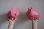 Papercraft de porquinho para cofrinho em origami, vista traseira