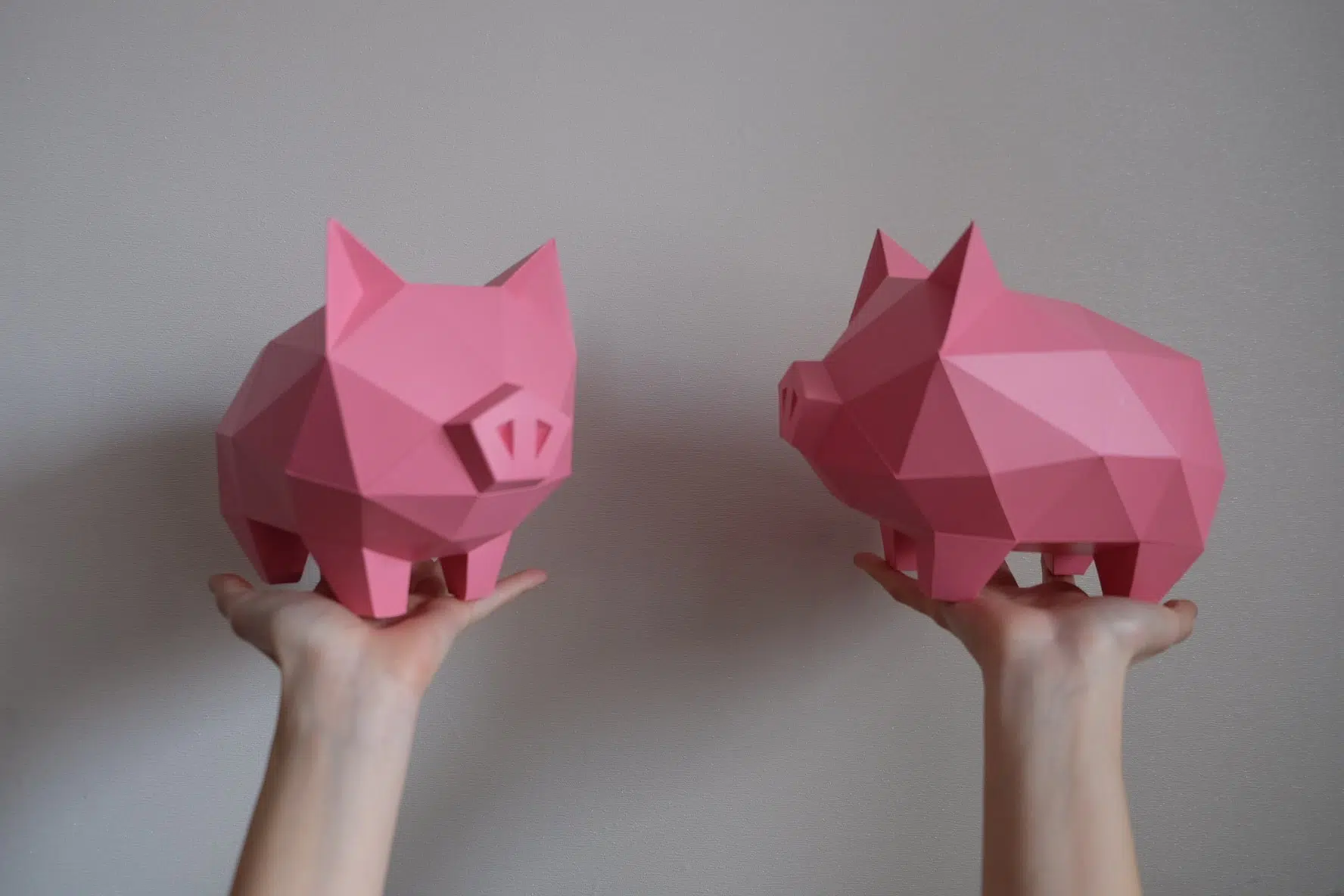 Papercraft de porquinho para cofrinho em origami, vista traseira