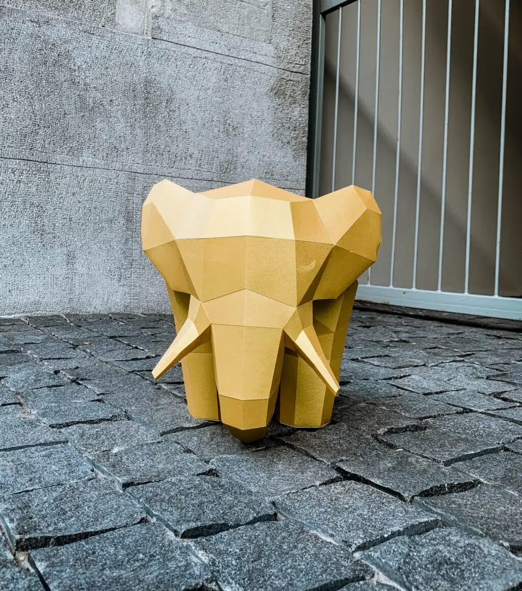Papercraft de elefante bege em origami 3D