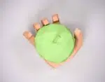 Hand met appel papercraft origami 3D, weergave 6