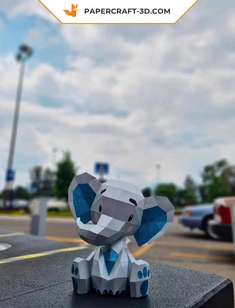 Niedliches sitzendes Elefanten-Papercraft in Origami, Rückansicht