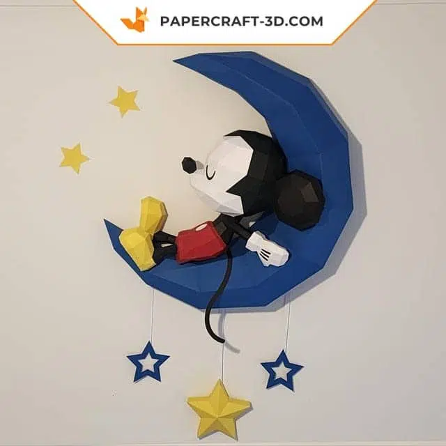 Papercraft von Mickey auf dem Mond in Origami