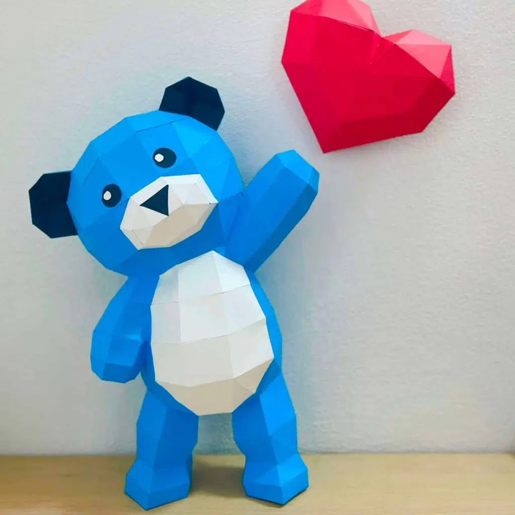 Papercraft di orso di peluche con cuore in origami 3D