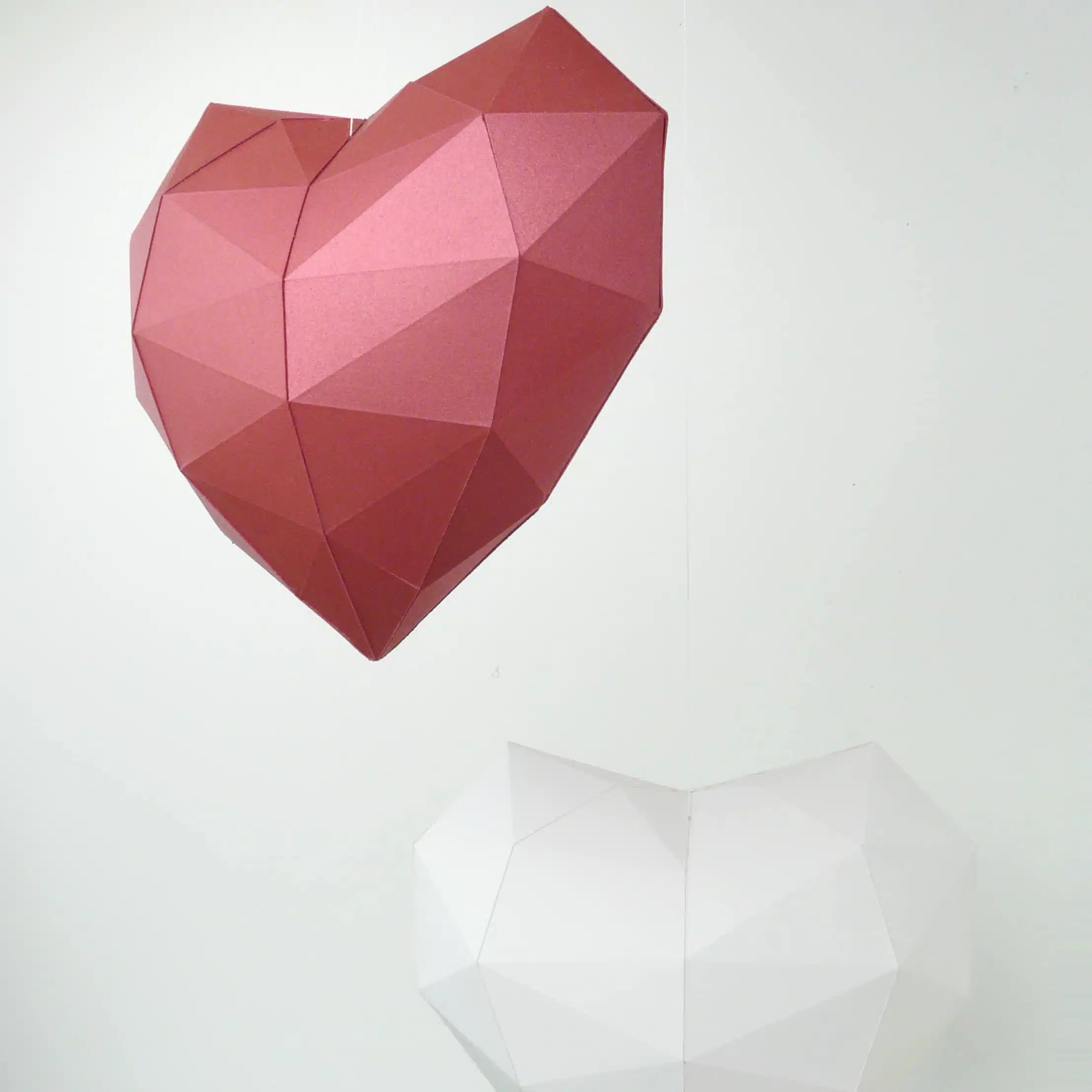Papercraft cuore rosso in origami 3D, vista posteriore