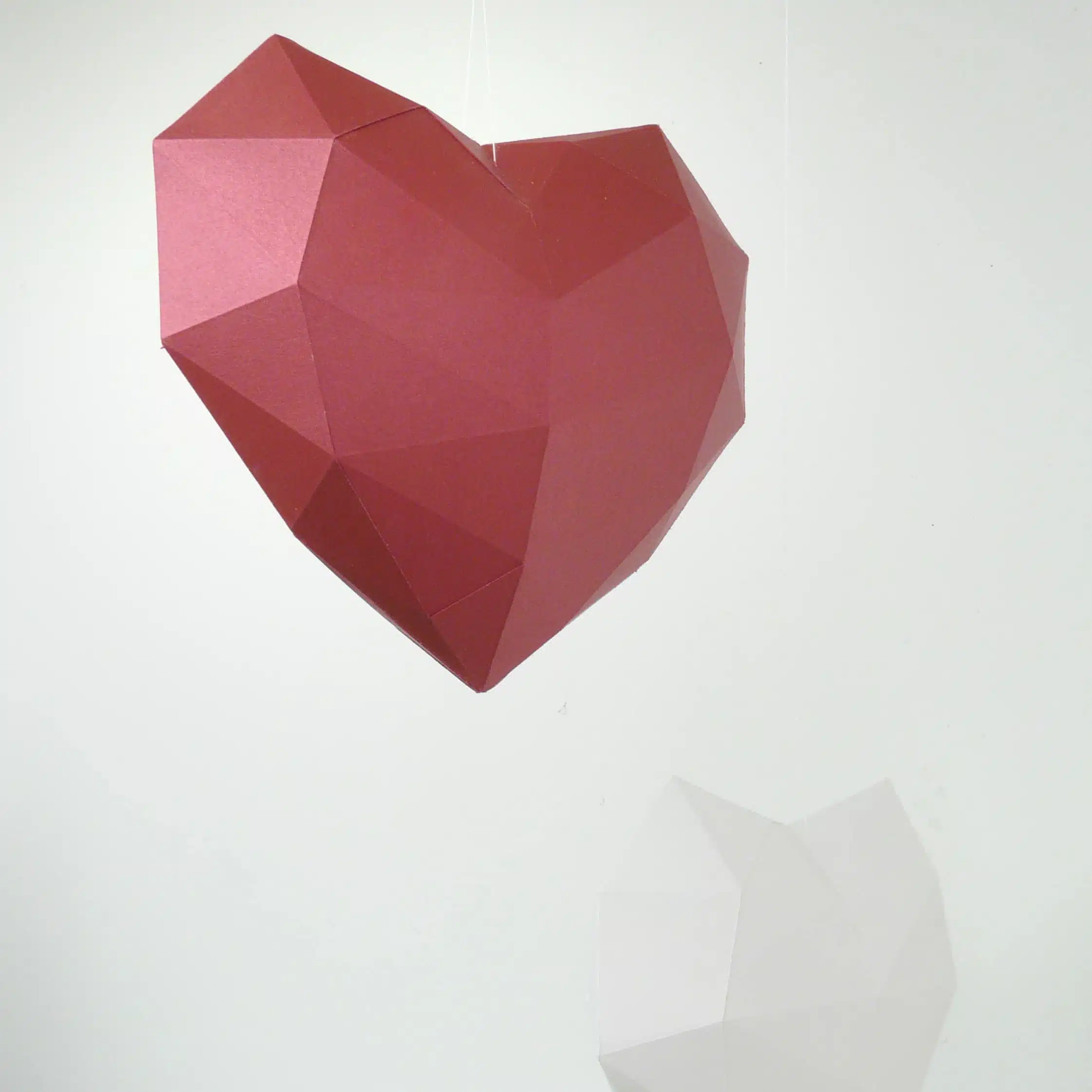 Papercraft cuore rosso in origami 3D, vista laterale