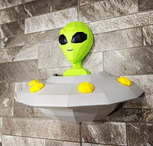 Papercraft de alien y su platillo volante en origami 3D