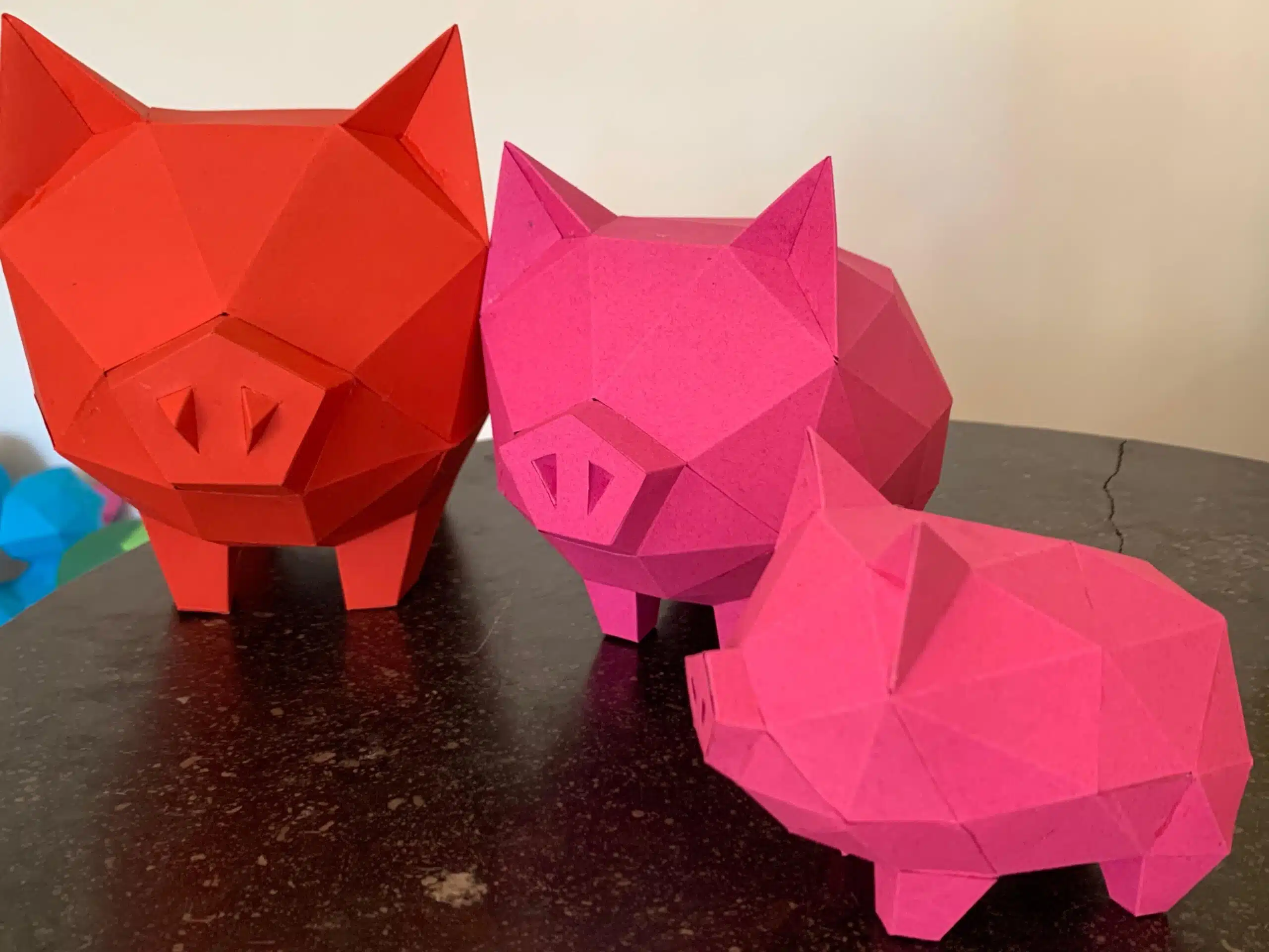Papercraft de porquinho para cofrinho em origami, vista 2, vista 3