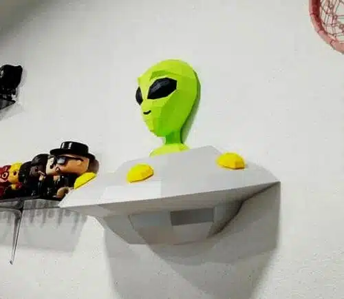 Papercraft di alieno e disco volante in origami 3D