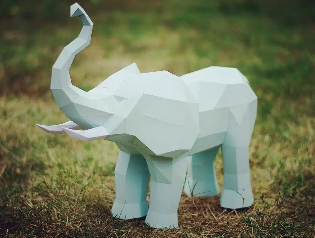 Papercraft de elefante barritando em origami 3D