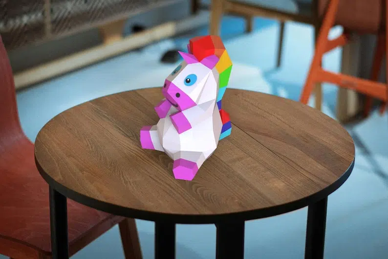 Modelo infantil de unicórnio — papercraft 3D – vista lateral
