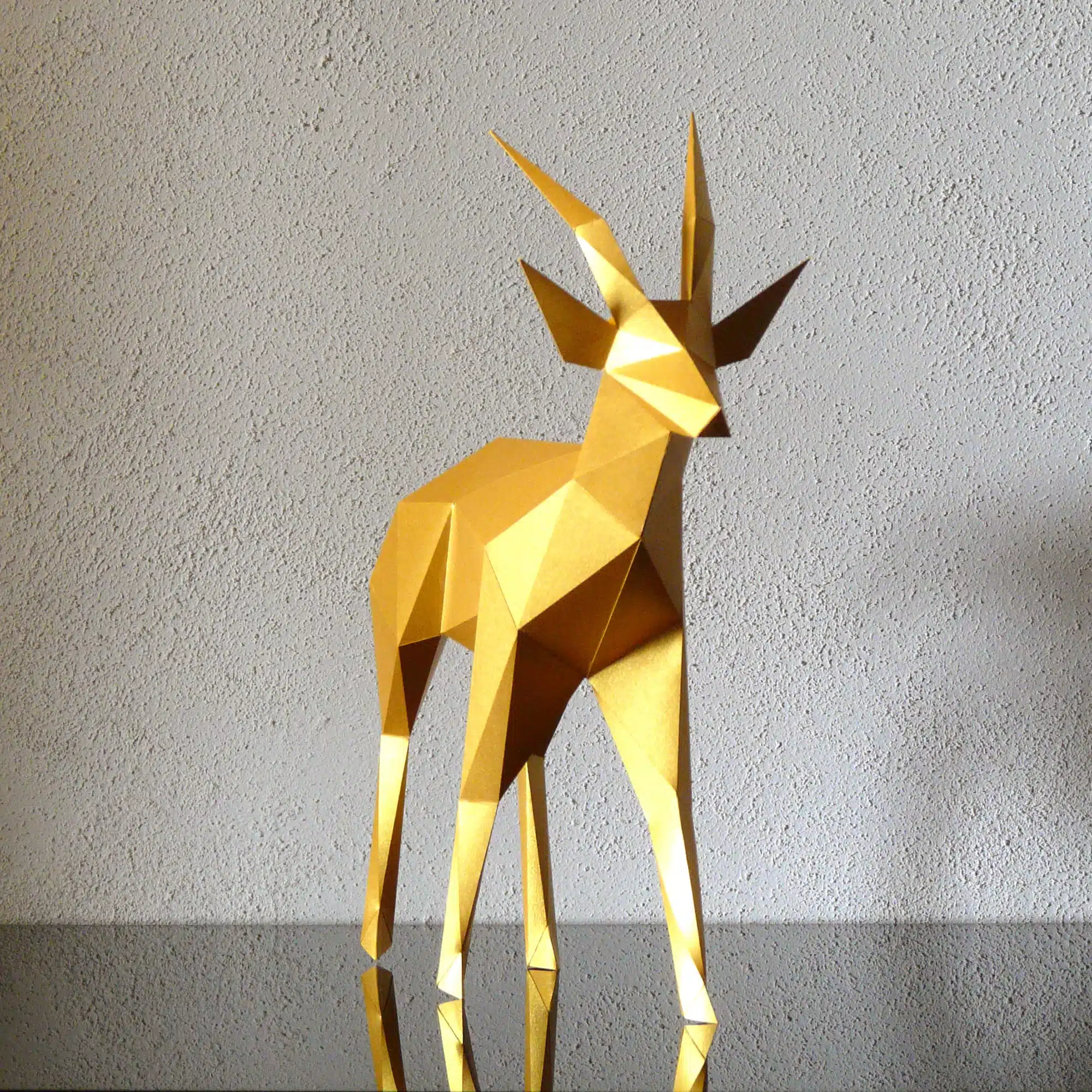 Papercraft de gazela em origami 3D, montado