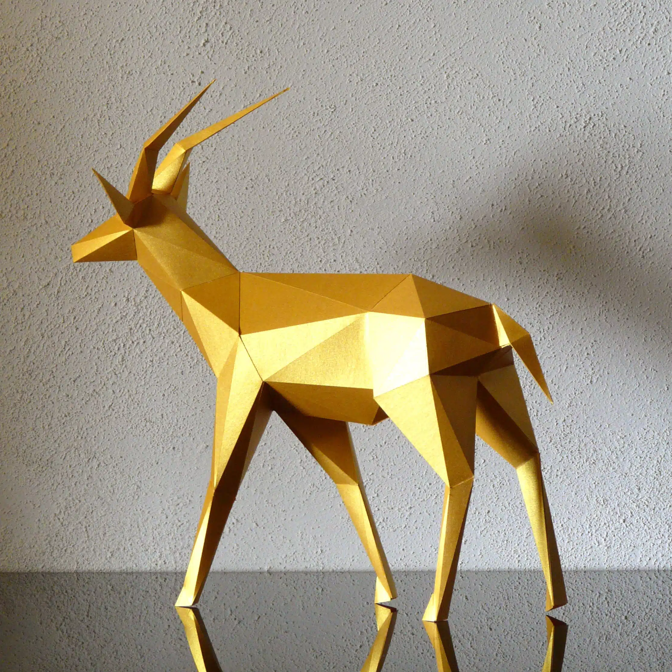 Papercraft de gazela em origami 3D, vista lateral