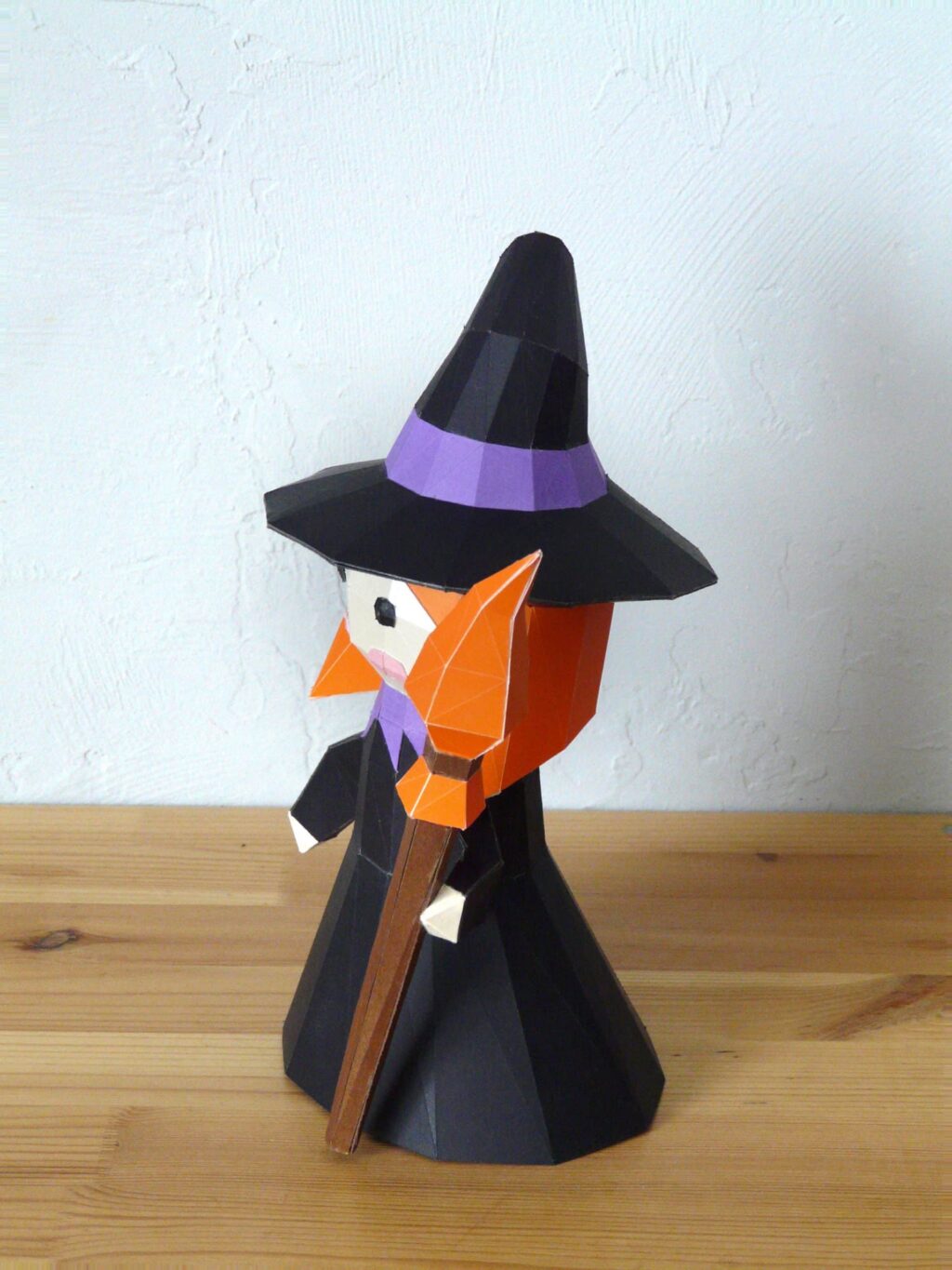 Papercraft de pequeña bruja en origami 3D