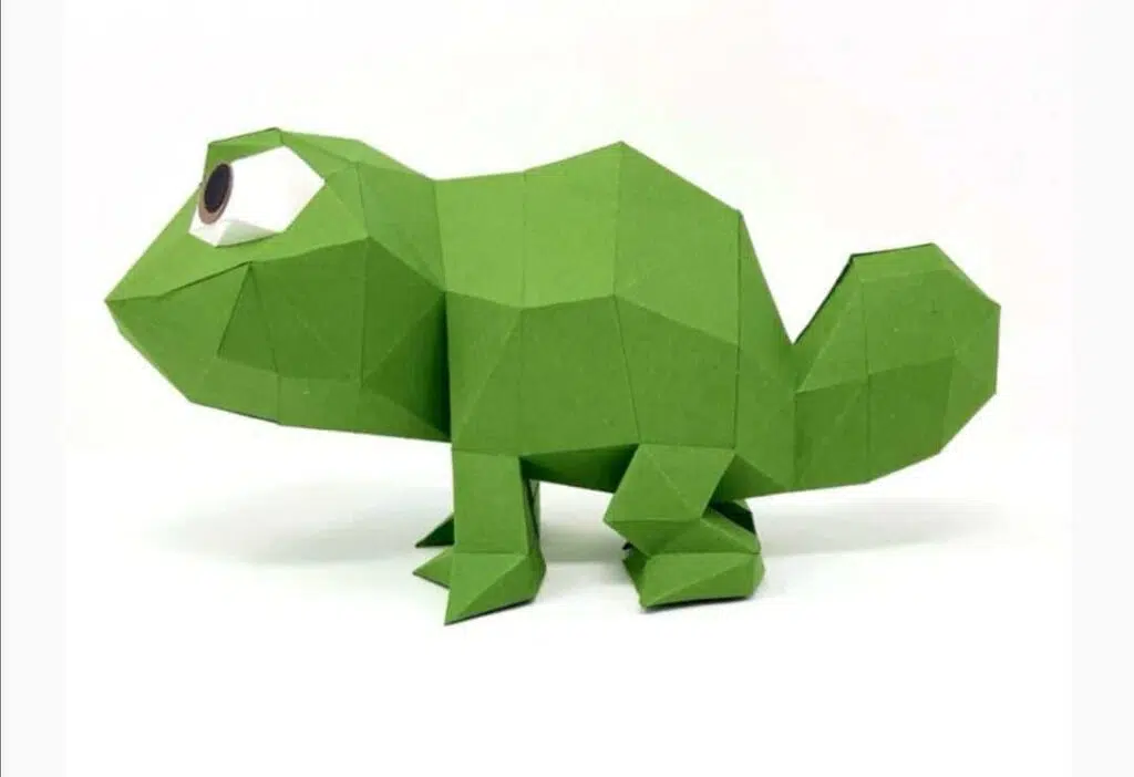 Papercraft di camaleonte in origami 3D, dettaglio