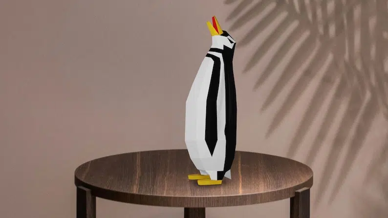 Papercraft de pinguim em pé em origami 3D