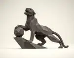 Papercraft de pantera en un acantilado en origami 3D