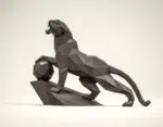 Papercraft de pantera en un acantilado en origami 3D