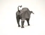 Stier die aanvalt in papercraft 3D, weergave 5