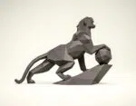 Papercraft de pantera en un acantilado en origami 3D