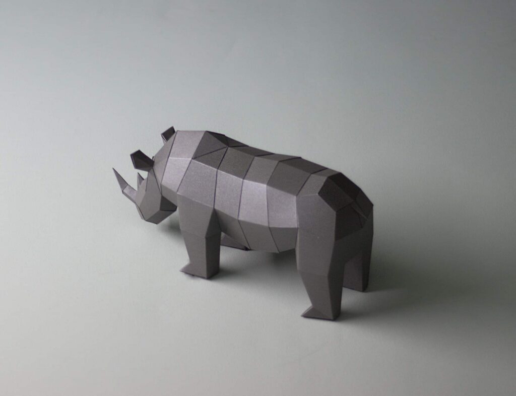 Papercraft de pequeno rinoceronte africano em origami 3D
