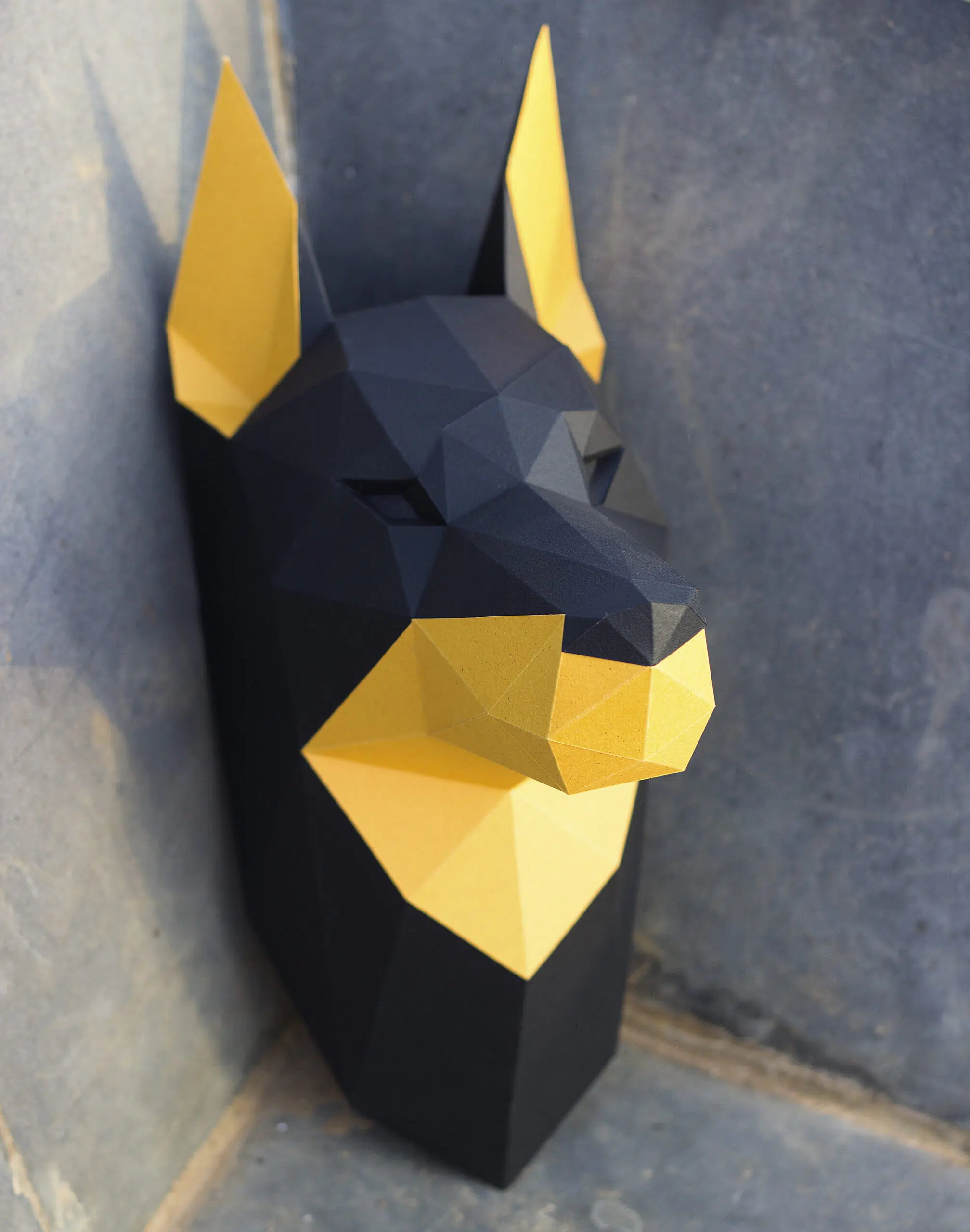 Papercraft cabeza de dóberman mural en origami 3D, vista 2