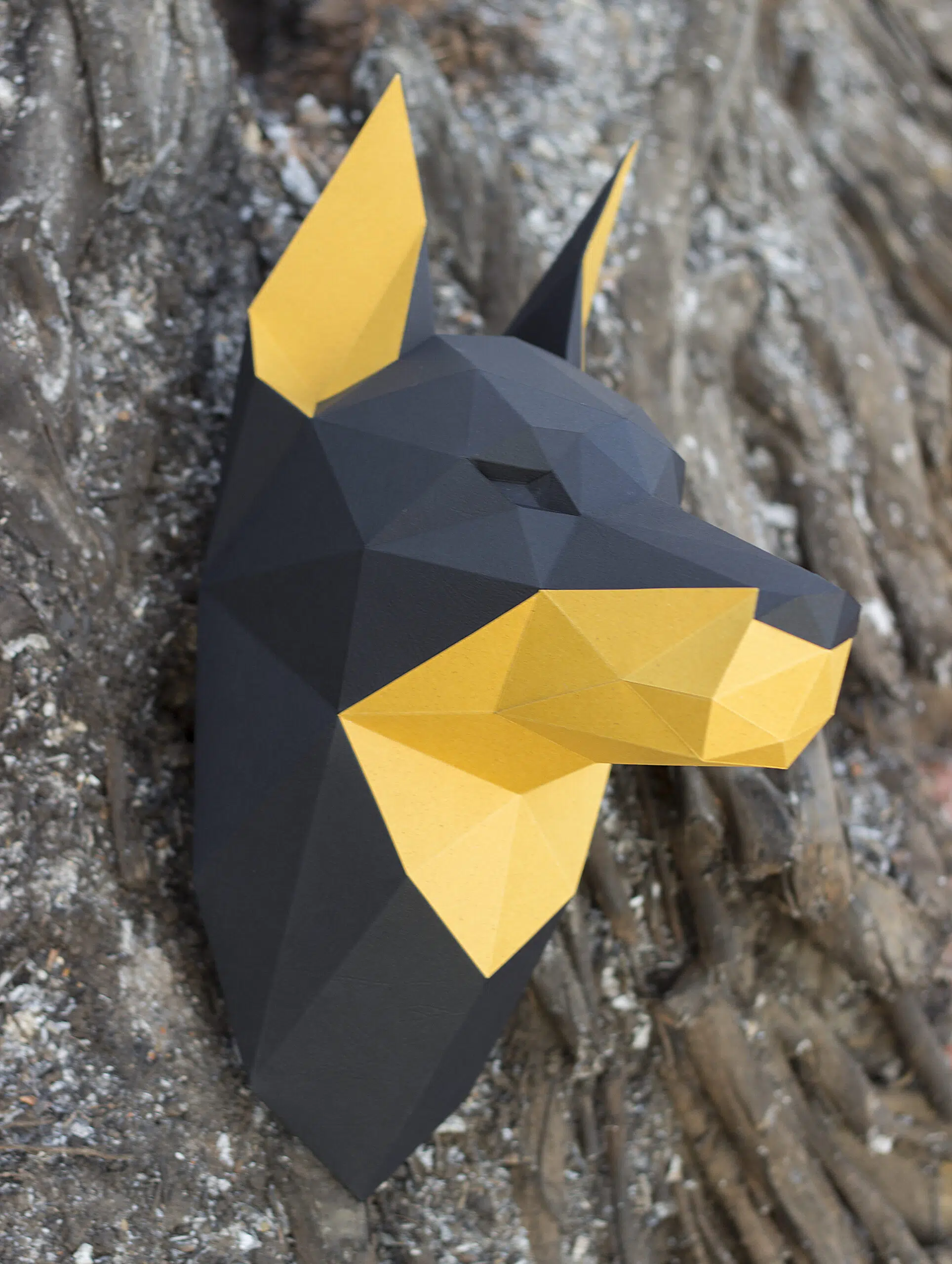 Papercraft cabeza de dóberman mural en origami 3D, vista posterior