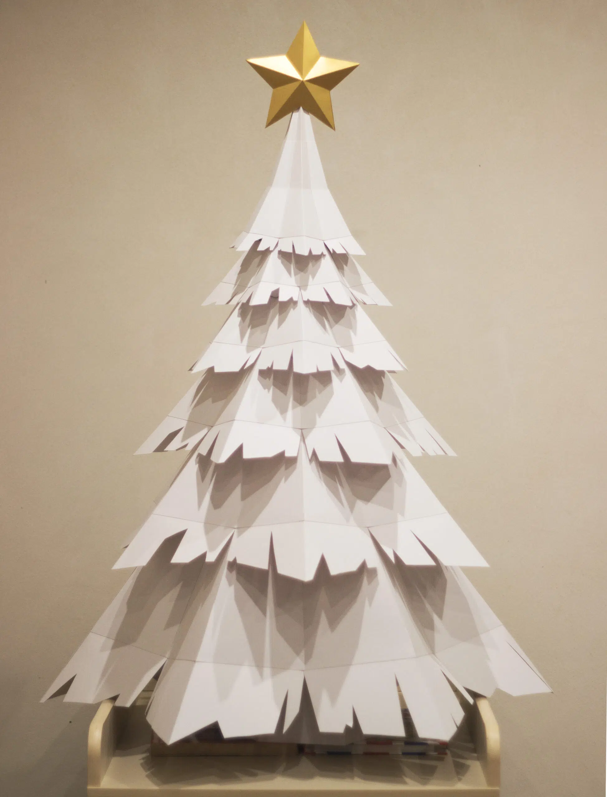 Besneeuwde kerstboom papercraft in 3D-origami, weergave 6