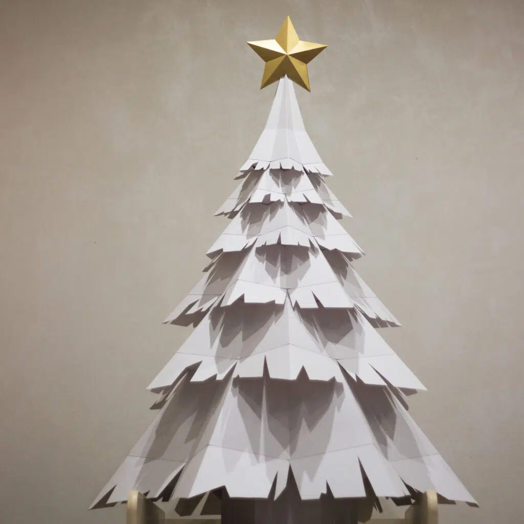Papercraft de árbol de Navidad nevado en origami 3D