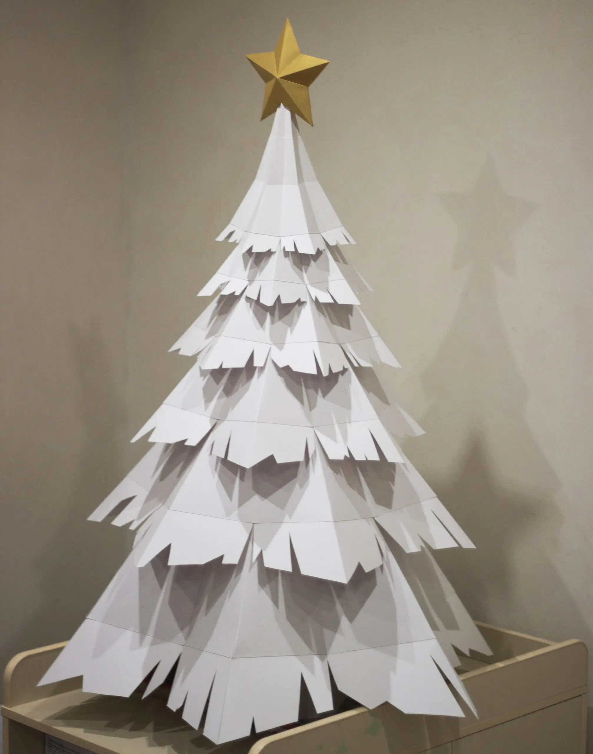 Besneeuwde kerstboom papercraft in 3D-origami, weergave 5