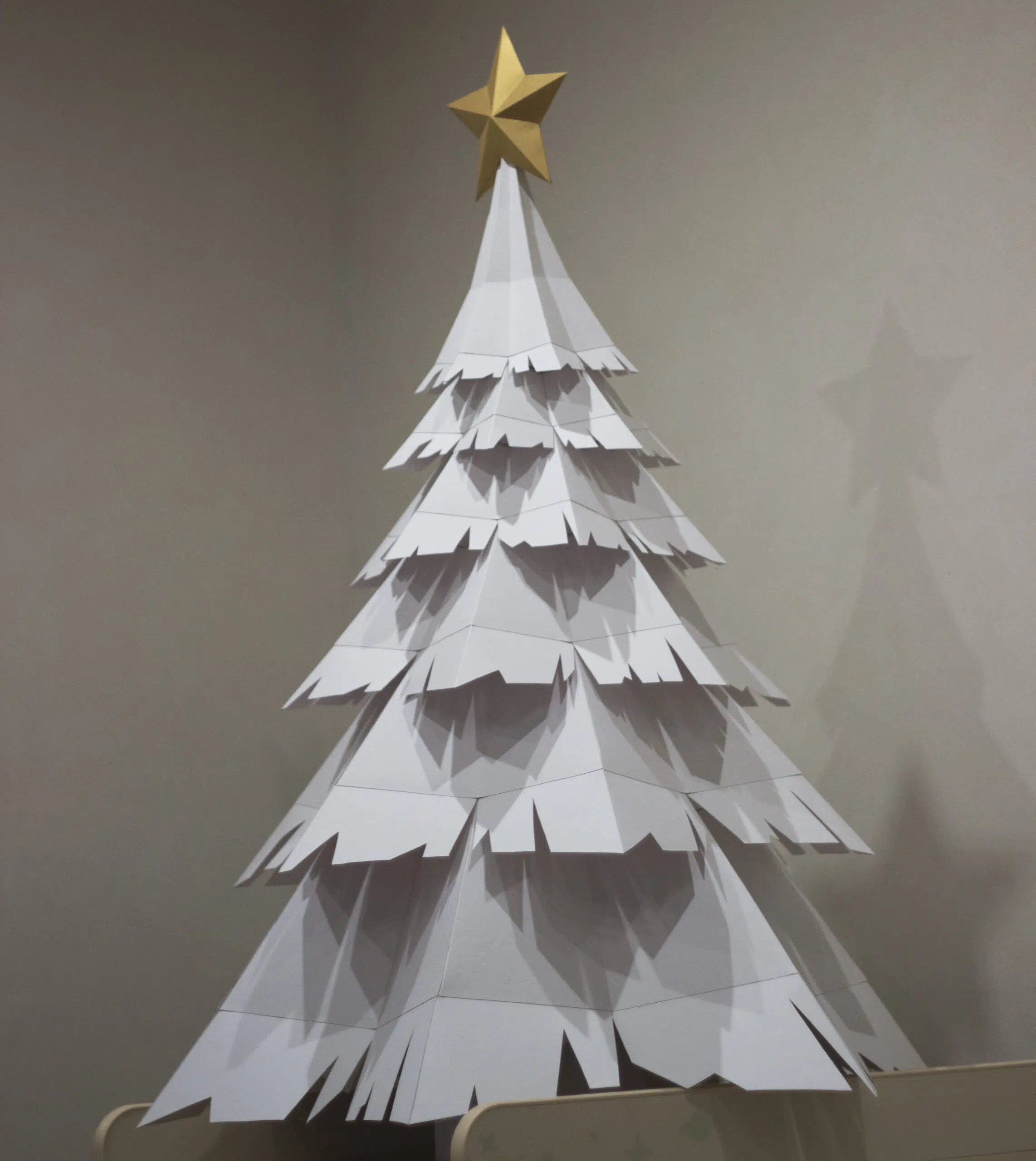 Besneeuwde kerstboom papercraft in 3D-origami, weergave 4