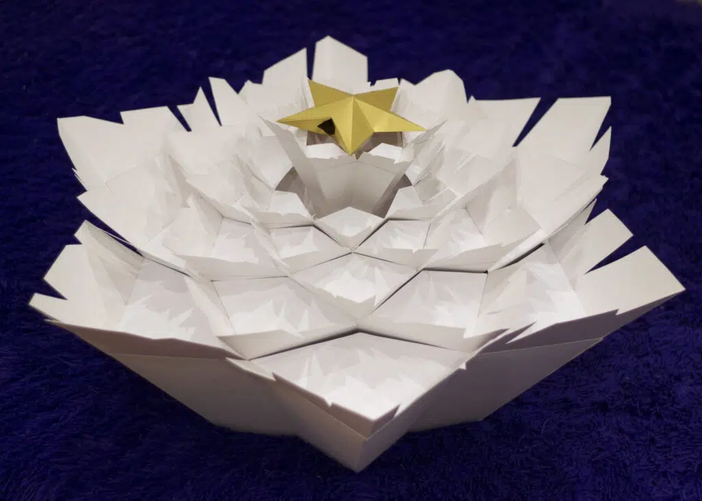 Besneeuwde kerstboom papercraft in 3D-origami, weergave 3