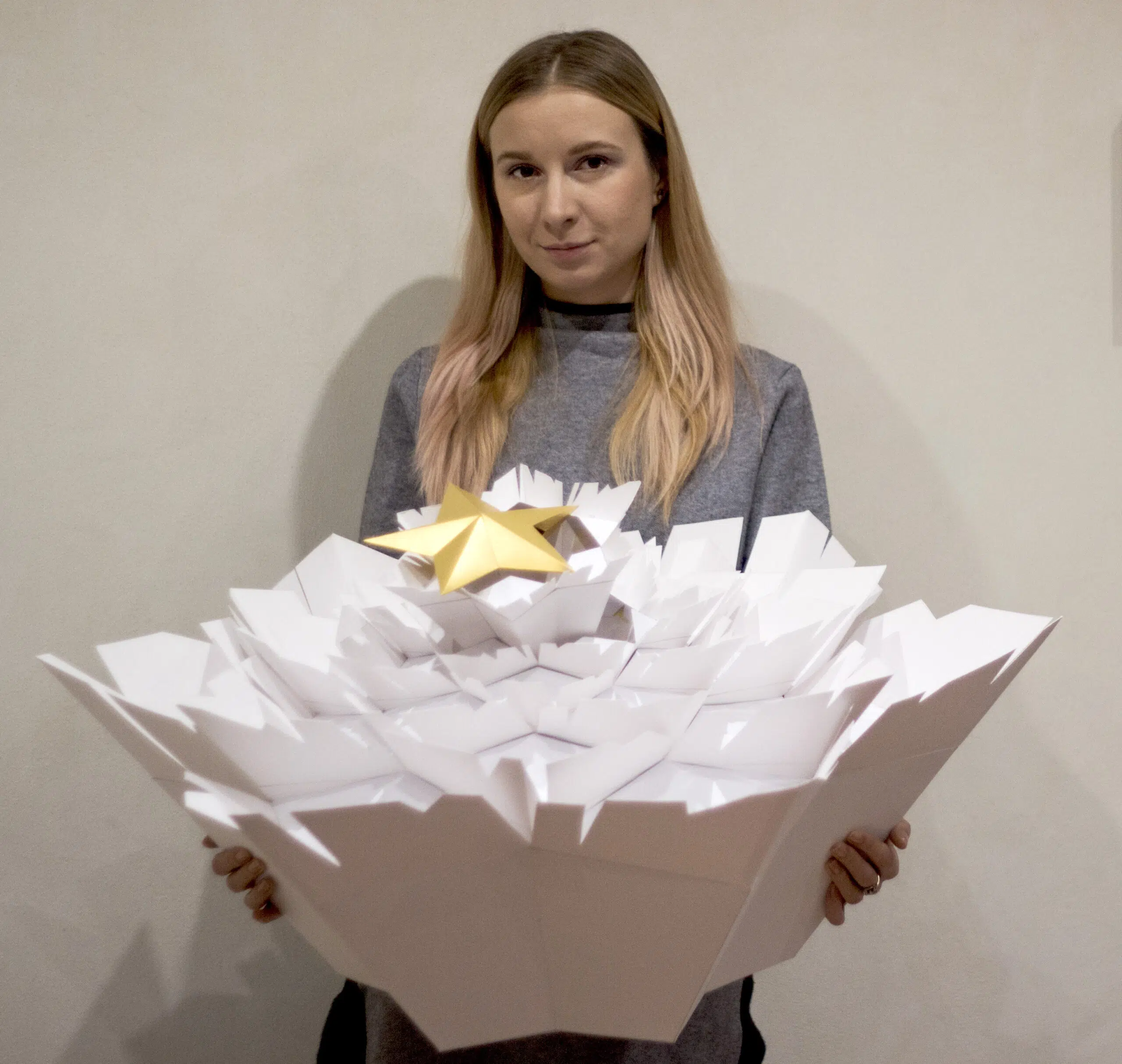 Bouquet de fleurs géant en papier tenu à deux mains