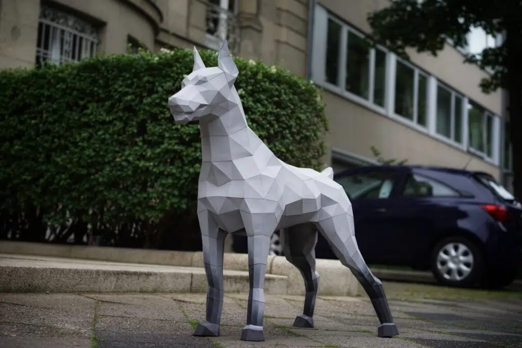Papercraft van een gespierde Dobermann in 3D-origami, weergave 2