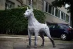 Papercraft van een gespierde Dobermann in 3D-origami, weergave 2