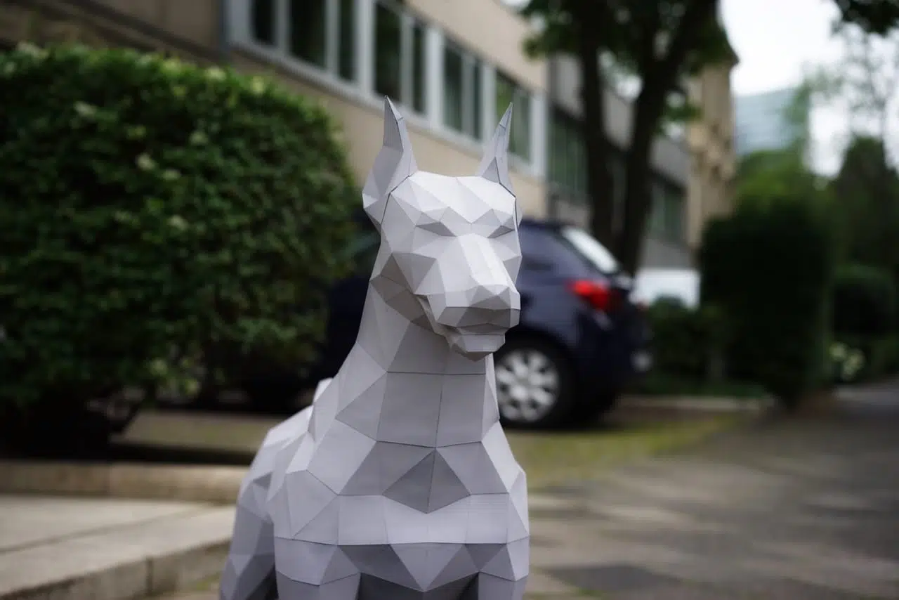 Papercraft van een gespierde Dobermann in 3D-origami, weergave 4